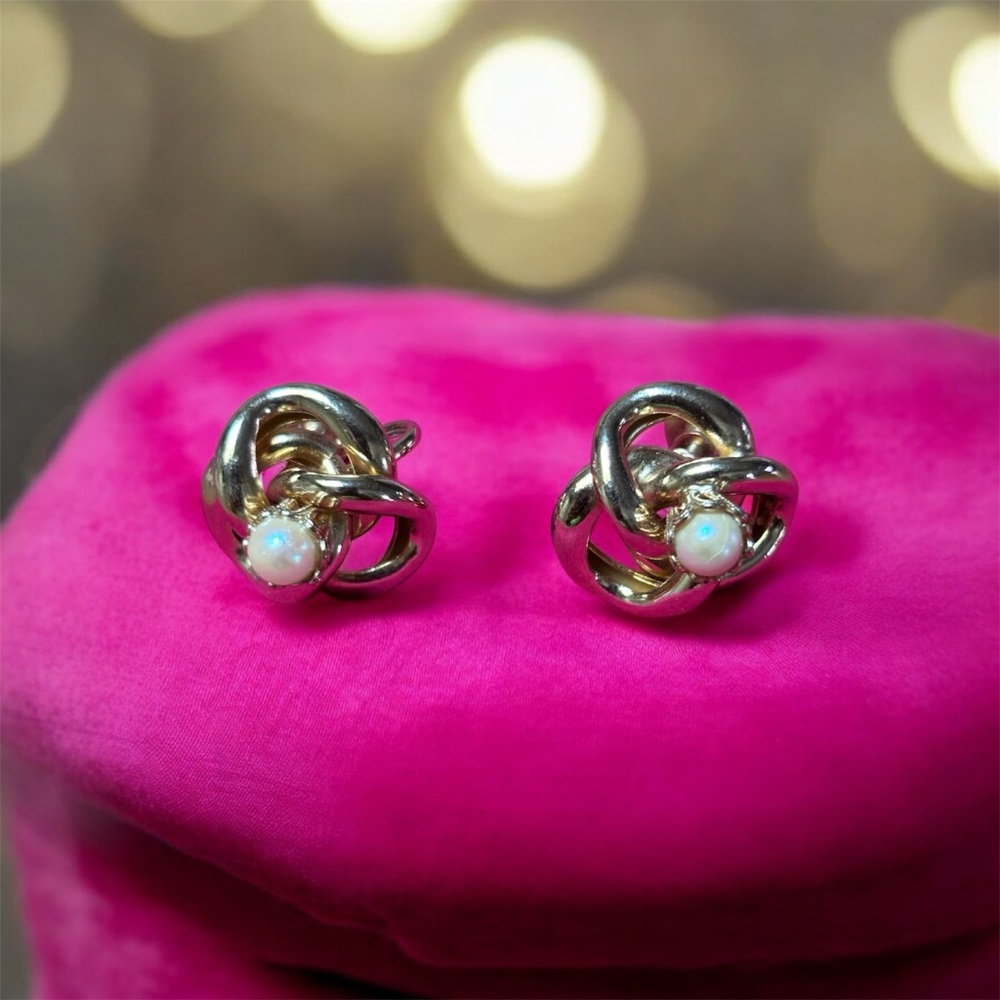 Vintage Gold Tone Nest w/ Faux Pearl Screw Back Earrings Costume Jewelry